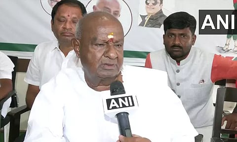 ஓய்வின்றி செயல்படுகிறார்; இந்த தருணத்தில் ரெயில்வே மந்திரியை பதவி விலக கோருவது சரியல்ல: எச்.டி. தேவகவுடா பேட்டி