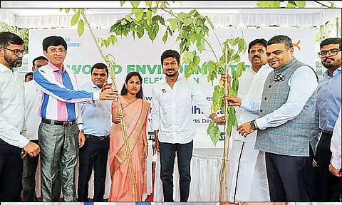 10 ஆயிரம் மரக்கன்றுகள் நடும் பணி - அமைச்சர் உதயநிதி ஸ்டாலின் தொடங்கி வைத்தார்