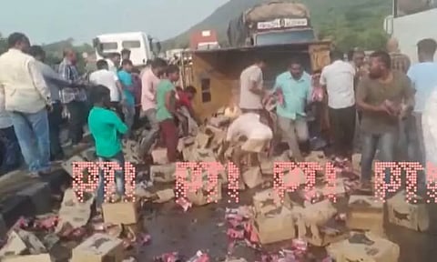 ஆந்திராவில் மதுபானம் ஏற்றி சென்ற லாரி கவிழ்ந்து விபத்து: பீர் பாட்டில்களை அள்ளிச்சென்ற மது பிரியர்கள்!