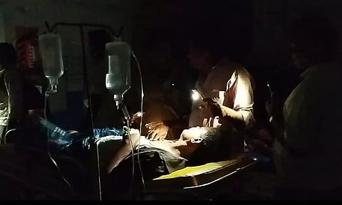 செல்போன் வெளிச்சத்தில் நோயாளிகளுக்கு சிகிச்சை