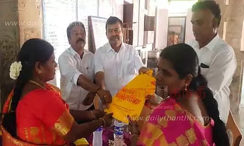 தானியங்கி எந்திரம் மூலம் மஞ்சப்பை வினியோகம்