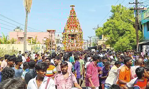 மீஞ்சூர் வரதராஜ பெருமாள் கோவில் தேரோட்டம் - திரளான பக்தர்கள் வடம் பிடித்து இழுத்தனர்