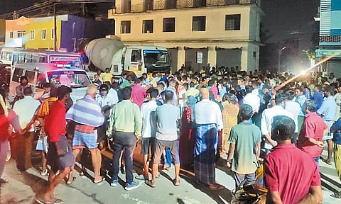 நந்திவரம் பெரியார் நகர் பகுதியில் தொடர் மின்வெட்டு - மின்வாரிய அதிகாரிகளை கண்டித்து பொதுமக்கள் சாலை மறியல்