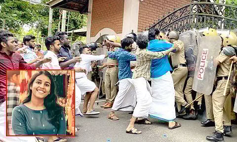 கல்லூரி மாணவி தற்கொலை விவகாரம்; கேரள மந்திரி உறுதிமொழியை ஏற்று மாணவர்களின் போராட்டம் தற்காலிக நிறுத்தம்