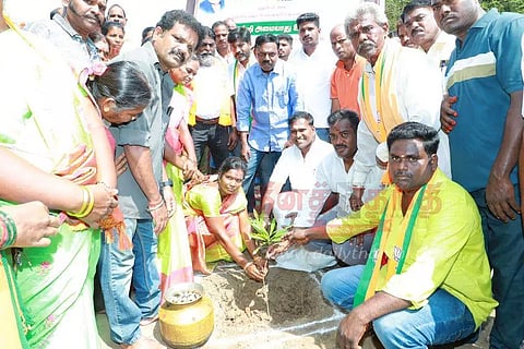 குளம் தூர்வாரும் பணி