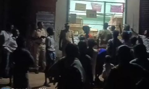 டாஸ்மாக் கடையை மூடக்கோரி பொதுமக்கள் திடீர் போராட்டம்