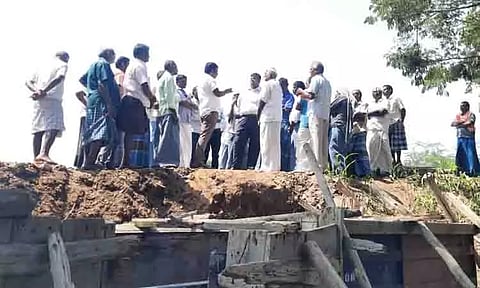 புகழூர் வாய்க்காலில் பராமரிப்பு பணிகள்