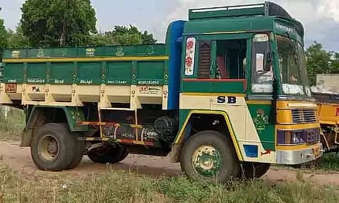 கிராவல் மண் கடத்திய லாரி பறிமுதல்