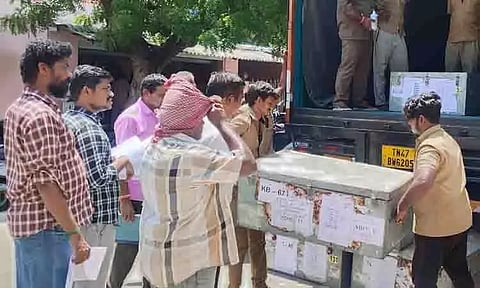 கரூரில், 15 ஆண்டுகளுக்கு மேல் பயன்படுத்தப்பட்ட வாக்குப்பதிவு எந்திரங்கள் திரும்ப அனுப்பும் பணி