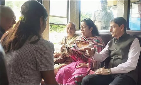 ஊட்டியில் இருந்து குன்னூருக்கு மலை ரெயிலில் கவர்னர் ஆர்.என்.ரவி பயணம்