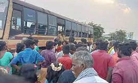 படப்பை அருகே அரசு பஸ் சிறைபிடிப்பு