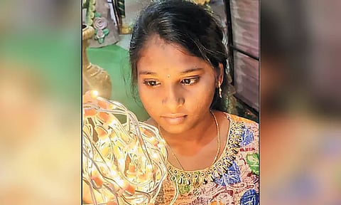 பெரம்பூரில் கல்லூரி மாணவி தீக்குளித்து தற்கொலை - காதலுக்கு பெற்றோர் எதிர்ப்பு தெரிவித்ததால் விபரீத முடிவு