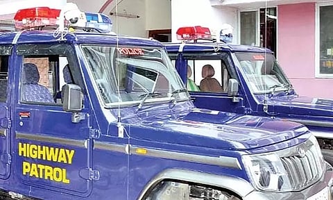 குன்றத்தூர் போலீஸ் நிலைய எல்லைக்குட்பட்ட பகுதியில் ரோந்து வாகனத்தில் கண்காணிப்பு கேமரா