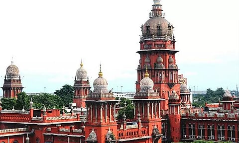 ஆம்புலன்ஸ் டிரைவர்கள் தொடர்ந்த வழக்கு... தமிழக அரசு பதிலளிக்க ஐகோர்ட்டு உத்தரவு