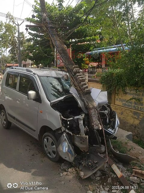 தக்கலை அருகே மின்கம்பத்தில் கார் மோதியது பெண் படுகாயம்