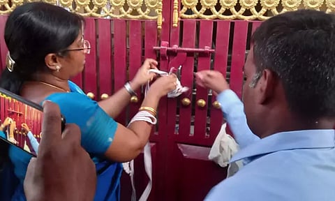 கரூர் அருகே திருவிழாவில் இருதரப்பினர் இடையே மோதல்: கோவிலுக்கு அதிகாரிகள் சீல் வைப்பு