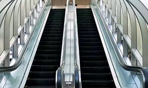 தென்கொரியாவில் எஸ்கலேட்டர் பழுதாகி விபத்து - 14 பேர் காயம்