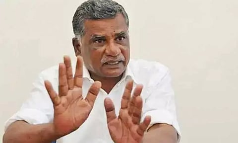 தமிழக கவர்னர் கட்டுப்பாடுடன் பேச வேண்டும்