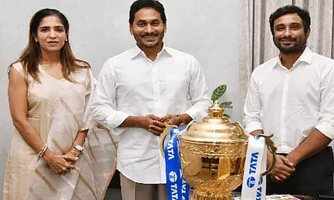 சிஎஸ்கே கோப்பையை வைத்து அரசியல் அச்சாரம் போடுகிறாரா ராயுடு?