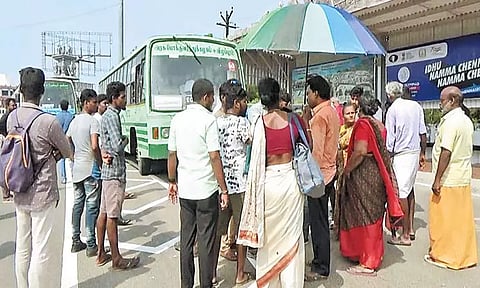 பயணிகளை ஏற்ற மறுத்த அரசு விரைவு பஸ்சை சிறைபிடித்து பொதுமக்கள் போராட்டம்