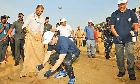 பெசன்ட் நகர் கடற்கரையை சுத்தப்படுத்தும் பணி - மத்திய மந்திரி கிரண் ரிஜிஜூ பங்கேற்பு