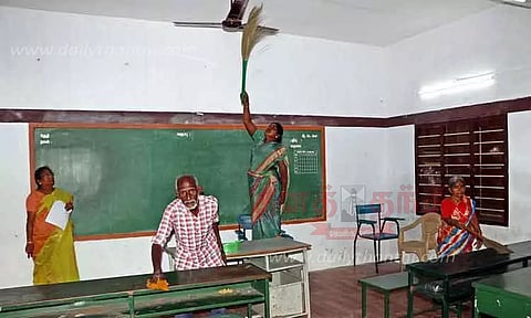 வகுப்பறைகளை சுத்தம் செய்யும் பணி தீவிரம்