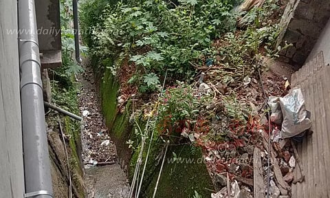 கால்வாய்களை தூர்வார வேண்டும்