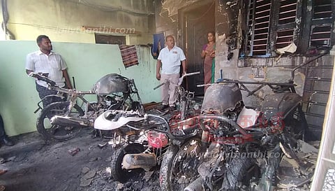 ஓசூர் அருகே 4 மோட்டார் சைக்கிள்களுக்கு தீவைப்பு மர்ம நபர்களுக்கு போலீஸ் வலைவீச்சு