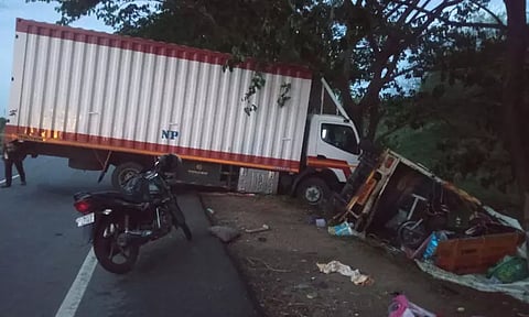 பஸ், சரக்குவாகனம் அடுத்தடுத்து மோதியதால் மினி லாரி கவிழ்ந்தது