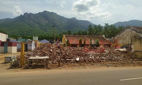 கொல்லிமலை அடிவாரத்தில் பழுதடைந்த அரசு பள்ளிக்கூட கட்டிடம் இடிப்பு