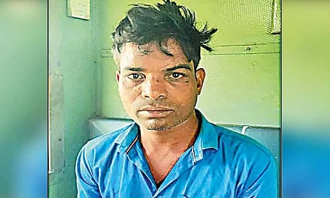 திருநின்றவூர் அருகே ரெயில்வே தண்டவாளத்தில் மரக்கட்டை வைத்த வாலிபர் கைது