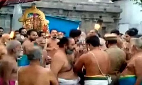 காஞ்சீபுரம் வரதராஜ பெருமாள் கோவிலில் வடகலை-தென்கலை பிரிவினரிடையே மோதலால் பரபரப்பு