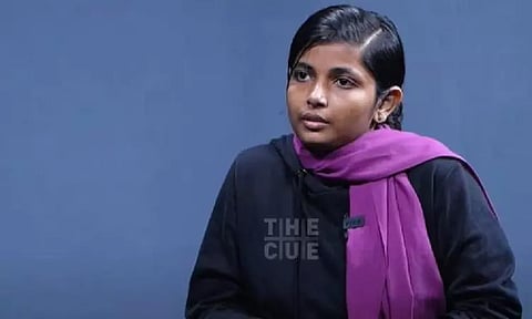 தனது லெஸ்பியன் தோழியை குடும்பத்தினர் சிறைபிடித்து வைத்துள்ளனர்.. இளம்பெண் கோர்ட்டில் ஆட்கொணர்வு மனு