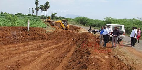 புதுச்சத்திரம் பகுதியில்தடுப்பணை தூர்வாரும் பணிகளை அதிகாரி ஆய்வு