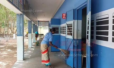 பள்ளி வளாகம், வகுப்பறைகளை சுத்தம் செய்யும் பணி தீவிரம்