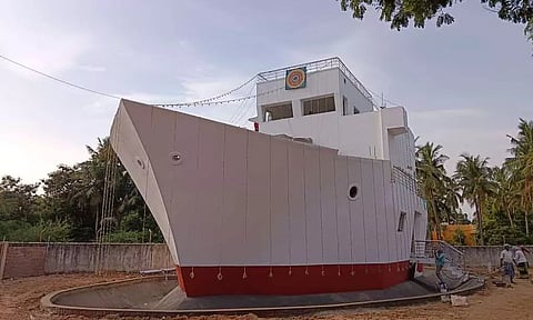 கப்பல் வடிவில் வீட்டை கட்டி அசத்திய என்ஜினீயர்