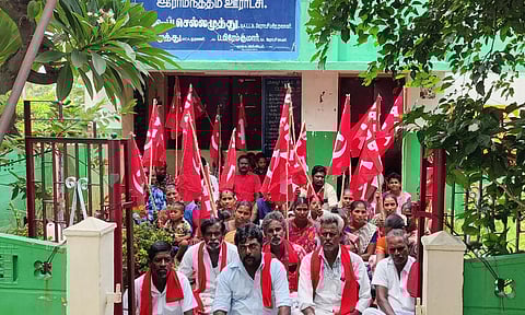 ஊராட்சி மன்ற அலுவலகத்தில் கிராம மக்கள் காத்திருப்பு போராட்டம்