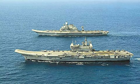 அரபிக்கடலில் போர்க்கப்பல்கள், விமானங்களுடன் போர்த்திறனைப் பறைசாற்ற இந்தியக் கடற்படை அதிரடி காட்டி அசத்தல்