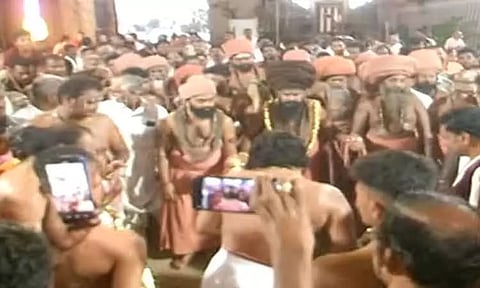 போலீசாரின் பலத்த பாதுகாப்புக்கு இடையே தொடங்கிய தருமபுரம் ஆதீனம் பட்டினப் பிரவேசம்