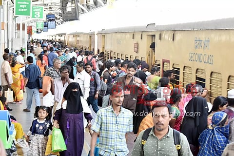 நாளை பள்ளிகள் திறப்பு: ஈரோடு பஸ், ரெயில் நிலையங்களில் பயணிகள் கூட்டம் அலைமோதியது