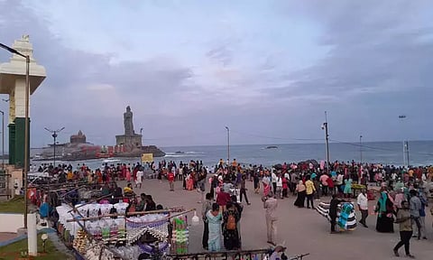 ஞாயிறு விடுமுறை: கன்னியாகுமரியில் குவிந்த சுற்றுலா பயணிகள்...!