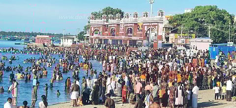 ராமேசுவரம் கோவிலில் குவிந்த பக்தர்கள்