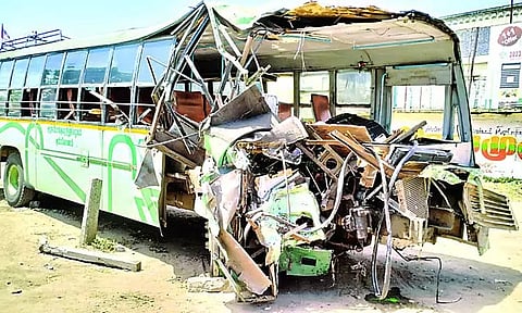 சேத்தியாத்தோப்பில் பஸ்கள் மோதல்; 15 பேர் காயம்