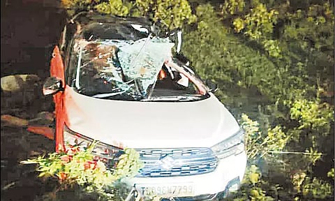 டயர் வெடித்ததால் பள்ளத்தில் கார் கவிழ்ந்தது; சிறுவன் பலி