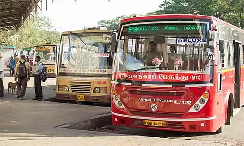 டிக்கெட் எடுக்க கூறிய நடத்துனருக்கு அரிவாள் வெட்டு: சென்னையில் ஓடும் பஸ்சில் ரவுடிகள் அட்டூழியம்