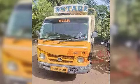 சாலையோரத்தில் இறைச்சி கழிவுகளை கொட்டிய சரக்கு வேன் பறிமுதல்