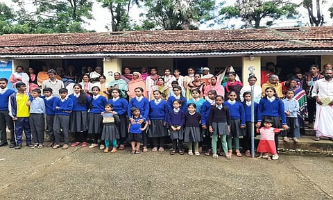 24 ஆண்டுகளாக சாதி சான்றிதழ் வழங்காததை கண்டித்து அரசு பள்ளியை பொதுமக்கள் முற்றுகை