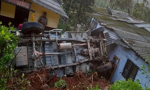 கறிக்கோழிகளை ஏற்றி வந்த லாரி வீட்டின் மீது கவிழ்ந்தது...