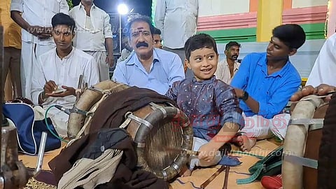 இசை கச்சேரிகளில் தவில் அடித்து அசத்தும் 5 வயது சிறுவன்