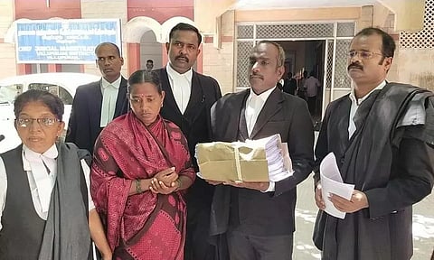 சி.பி.சி.ஐ.டி. போலீசார் தாக்கல் செய்த குற்றப்பத்திரிகை நகல் ஸ்ரீமதியின் தாயிடம் ஒப்படைப்பு